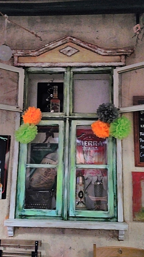 Befelé néző vintage ablak a Megállóban, Budapest - Kocsmaturista
