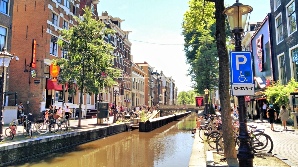 A piroslámpás negyed nappal Amszterdamban - Kocsmaturista