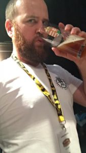 Reketye Zoli Helsinki Beer Festivalos pohárral