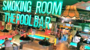 A dohányzó terem az amszterdami pool barban - Kocsmaturista