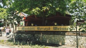 A Hatlépcsős Balatonfüreden kívülről - Kocsmaturista