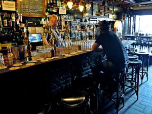 A Muziek Cafe de Tapperijben a bárpultnál, Heerlen, Hollandia - Kocsmaturista