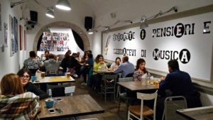 Molfetta kocsmái és városi legendái - Beer Condicio belső kajálós terme - Kocsmaturista