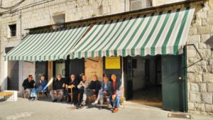 Molfetta kocsmái - Apókák az üzlet előtt - Kocsmaturista