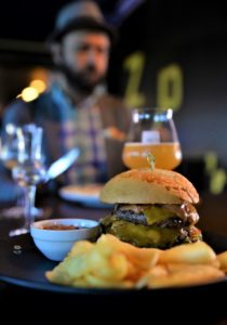 Zip's Brewhouse Restaurant, Miskolc - A hamburger