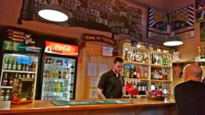 Macskafogó Söröző, Budapest, Tompa utca - a pult - Kocsmaturista