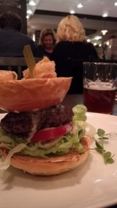 Aranyérmes Sörvacsora - FŰTŐHÁZ SÖRFŐZDE - Sophie & Ben Bistro - Surf and Turf Burger - Kocsmaturista