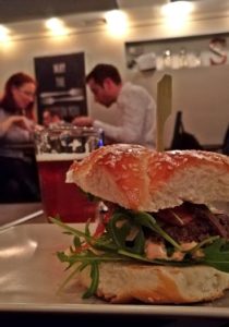 Aranyérmes Sörvacsora - FŰTŐHÁZ SÖRFŐZDE - Sophie & Ben Bistro - Toscan Burger és M61 NOHAB Amerikai IPA - Kocsmaturista