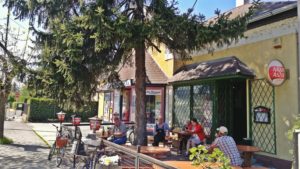 Siófok tavasszal - Balaton Söröző kerthelyisége - Kocsmaturista