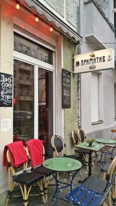 Berlini kocsmatúra - Primitiv Bar kivulrol - Kocsmaturista
