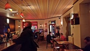 Szimpla Kafeehaus Berlin a pult körül - Kocsmaturista