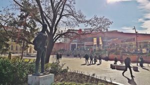 Szegedi kocsmák - Dugonics tér és Szegedi Nagyáruház József Attila szoborral - Kocsmaturista