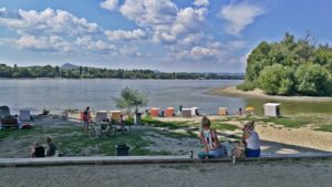 Van nálatok terasz - Népsziget kocsmái - Parti panoráma a "Kabinokkal" - Kocsmaturista