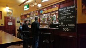 Miskolc kocsmái - Borsodi Söröző pultnál - Kocsmaturista