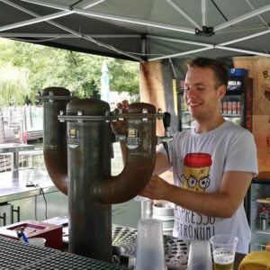Miskolc kocsmái - Miskolc Gasztróhős Laci a zips terrace pultjában - Kocsmaturista