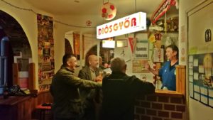 Miskolc kocsmái - Piros-Fehér Söröző, benn a pultnál - Kocsmaturista