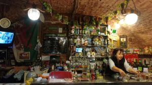 Óbester Borozó Budapest - Judit a pultban - Kocsmaturista