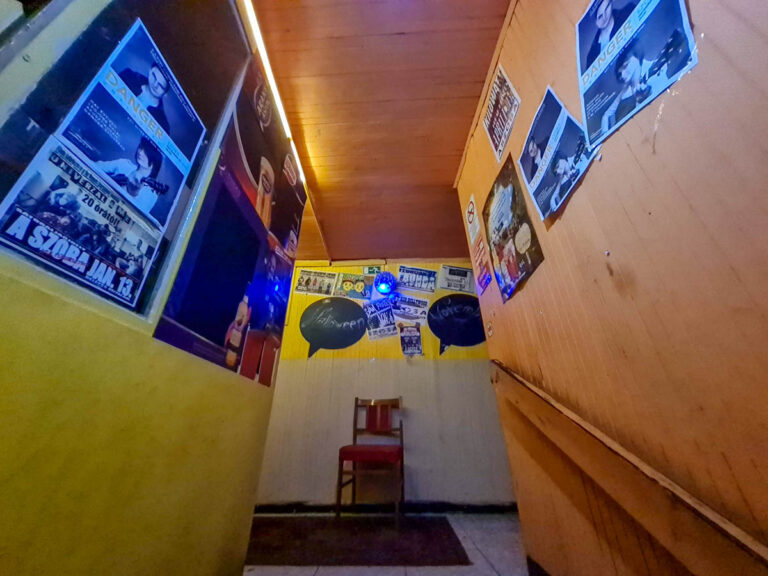 A SZOBA “kultúr bisztró” - lépcsőház zenés plakátokkal - Sátoraljaújhely és kocsmaélete
