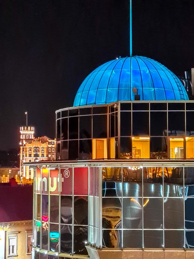 Élesztő Terasz, Budapest - kilátás éjjel - Kocsmaturista