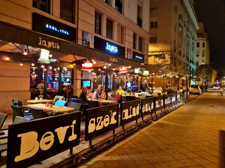 Input Kitchen & Bar - Budapest - Ráday utca - terasz éjjel - Kocsmaturista