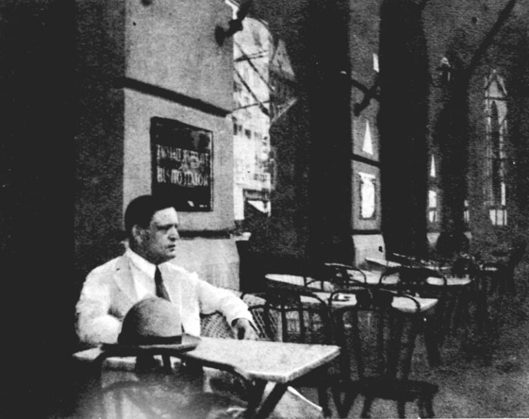 Kartinthy Frigyes a Hadik Kávéház teraszán 1929-ben - A Petőfi Irodalmi Múzeum reprója a Délibáb hetilapból - Kocsmaturista